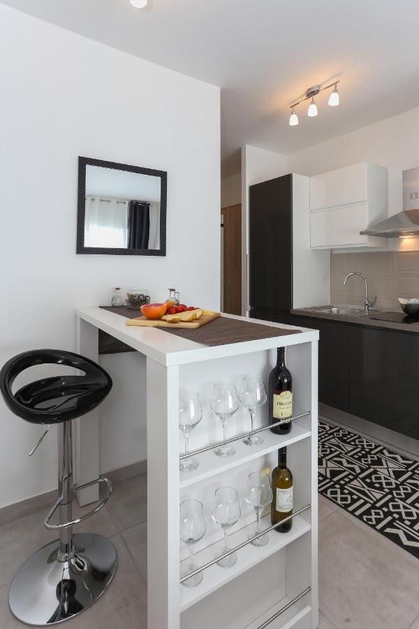 Modern Apartments With Sea View 150 Meters To Beach Каштела Екстер'єр фото